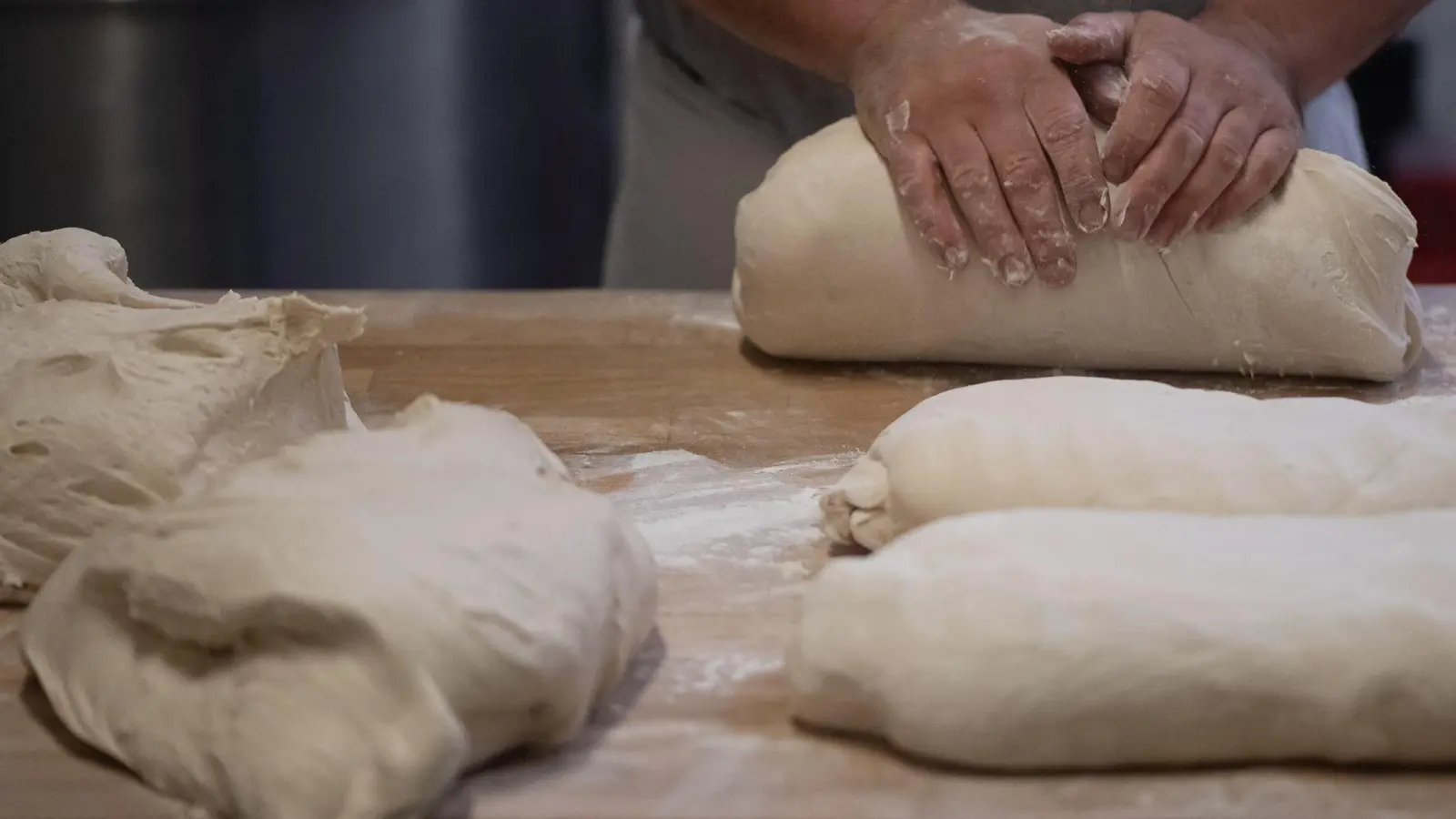 Dem Bäckerhandwerk fehlt der Nachwuchs. Die Zahl der angehenden Bäcker und angehenden Bäckereifachverkäufer ging im Vergleich zum Vorjahr um mehr als 11 Prozent zurück. (Foto: Swen Pförtner/dpa)