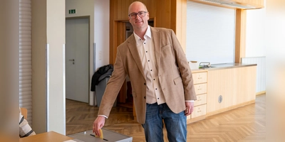 Ob er sich wohl selbst gewählt hat? Hier wirft gerade der ab Mai neue Uffenheimer Bürgermeister Thomas Schmitt (BLU) seinen Stimmzettel in die Wahlurne. (Foto: Mirko Fryska)