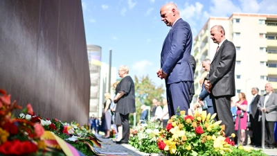 Am 13. August 1961 begann der Bau der Berliner Mauer - daran erinnerte ein Gedenkakt an der Bernauer Straße. (Foto: Sebastian Christoph Gollnow/dpa)