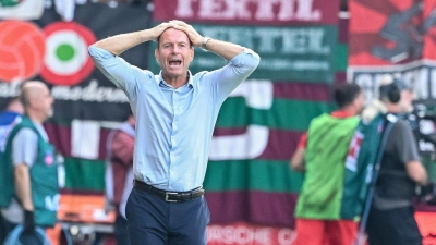 Trainer Jess Thorup und der FC Augsburg gingen in Heidenheim mit 0:4 unter. (Foto: Harry Langer/dpa)