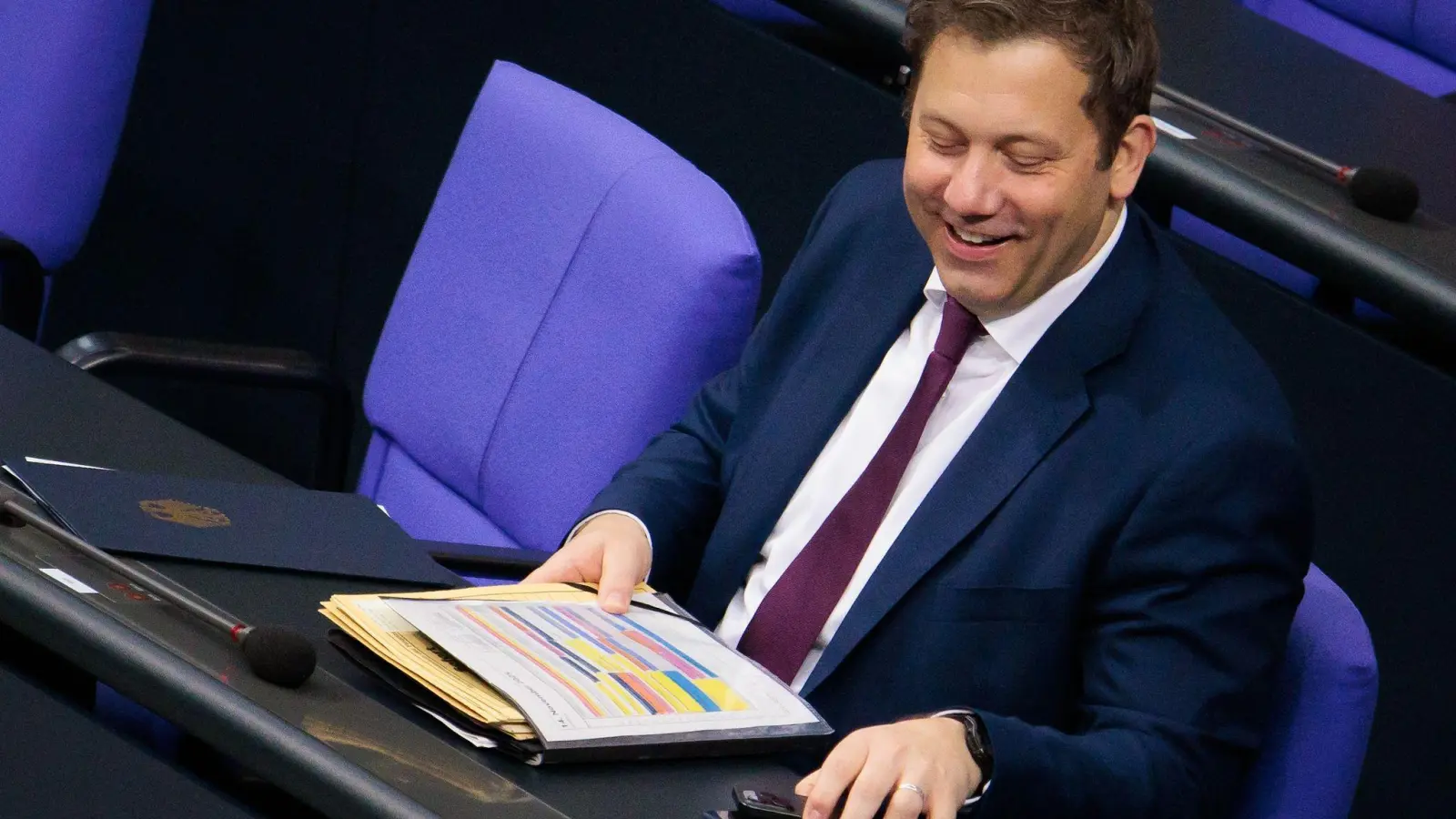 Finanzinister Lars Klingbeil (SPD) bringt bald seinen zweiten Haushalt ins Ziel.  (Foto: Carsten Koall/dpa)