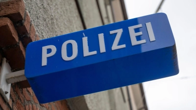 Die Polizei sichert die Unfallstelle. (Symbolbild) (Foto: Peter Kneffel/dpa)