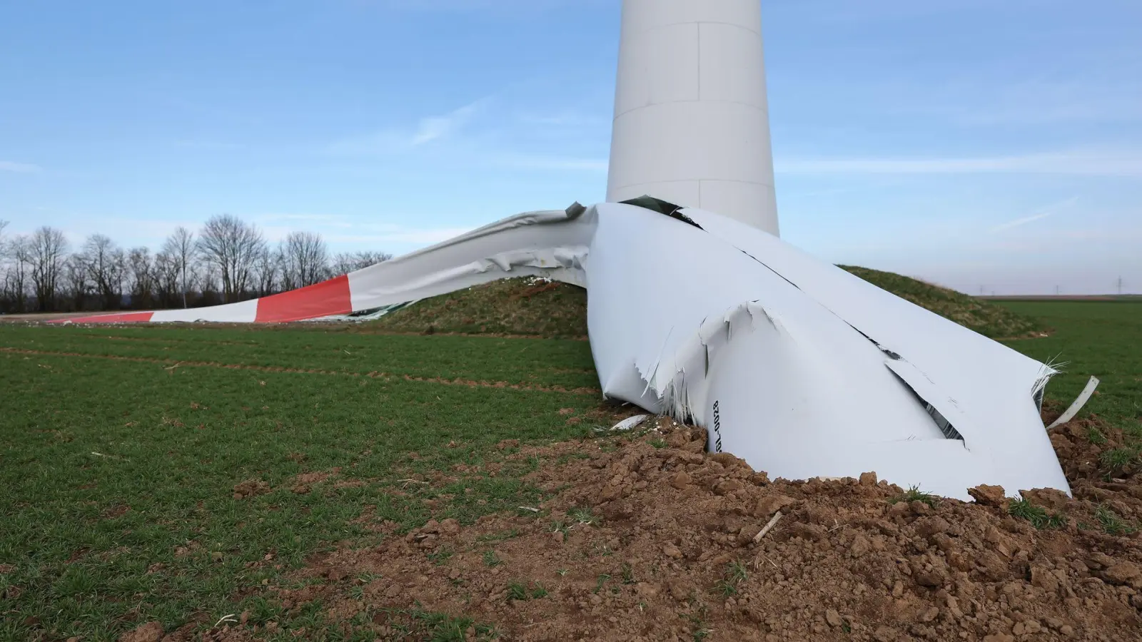 Ein havariertes Rotorblatt bei Berching in der Oberpfalz. (Foto: Daniel Löb/dpa)