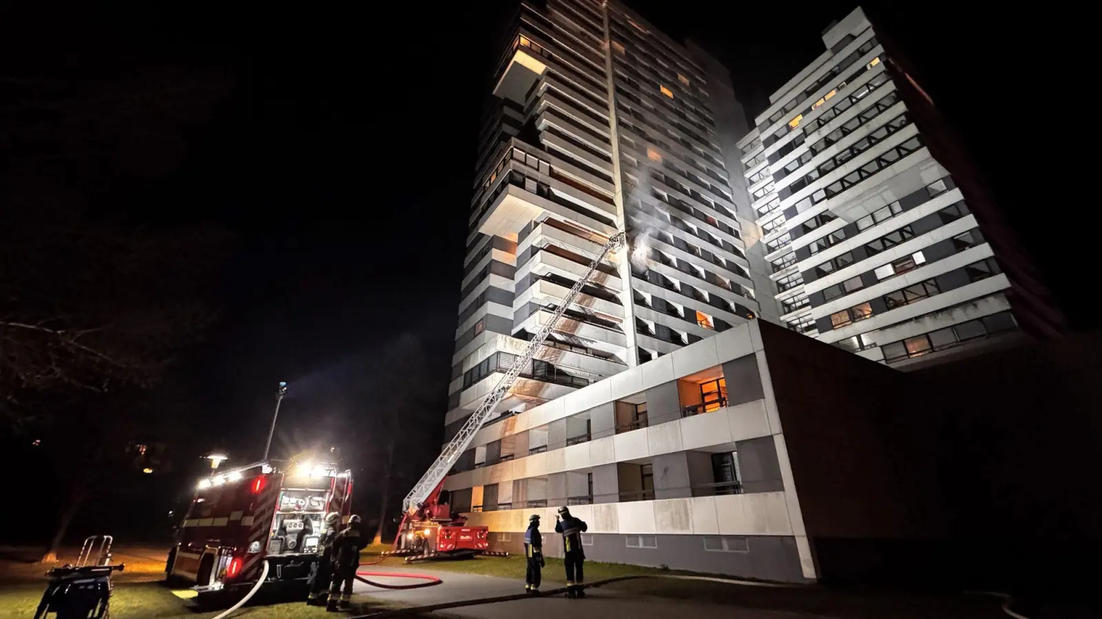 Die Feuerwehr löscht einen Brand im sechsten Stockwerk eines Hochhauses. (Foto: Sven Grundmann/News5/dpa)