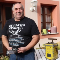 Heute steuert der Pyrotechniker Franz Rathgeber seine Feuerwerke per Funk. Früher musste eine schwere Stoßzündmaschine (rechts im Foto) betätigt werden, weiß der Profi. (Foto: Antonia Müller)