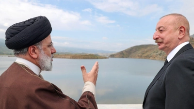 Der iranische Präsident Ebrahim Raisi (l) und sein aserbaidschanischer Amtskollege Ilham Aliyev bei der Einweihung des Staudamms von Qiz Qalasi an der iranisch-aserbaidschanischen Grenze. (Foto: Uncredited/Iranian Presidency Office/AP)