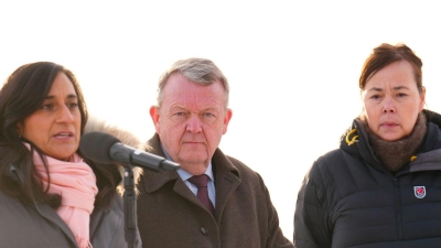 Dänemarks Außenminister Lars Løkke Rasmussen, hier mit seinen Amtskolleginnen aus Kanada (l) und Grönland (r), glaubt an eine Einigung mit den USA. (Foto: Ida Marie Odgaard/Ritzau Scanpix Foto/AP/dpa)
