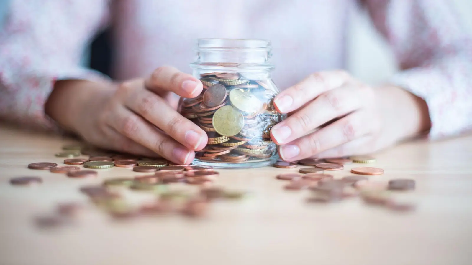 Regelmäßige Taschengeldzahlungen sind besser als immer mal wieder Geld zustecken, lautet der Expertenrat.  (Foto: Arne Immanuel Bänsch/dpa/dpa-tmn)