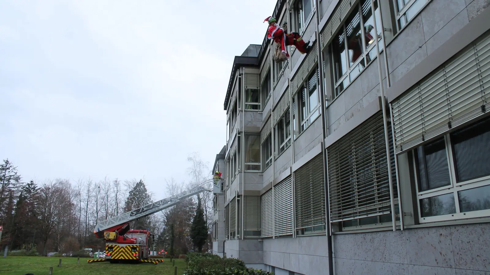 Zwei Nikoläuse aus der Blaulicht-Familie: Die Neustädter Feuerwehr und die Schaeffler-Werkfeuerwehr sorgten an der Klinik für eine besondere Geschenk-Aktion. (Foto: Antonia Hoppert)