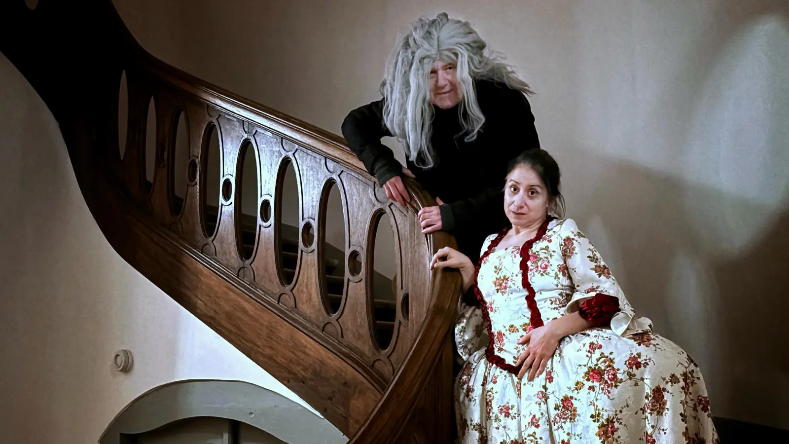 Im Treppenhaus des Retti-Palais: Jürgen Eick als Geist des Hofschreiners Johann Berg und Atischeh Hannah Braun als Geist von Hippolyte Clairon, der großen französischen Schauspielerin und Mätresse des letzten Markgrafen. (Foto: Thomas Wirth)