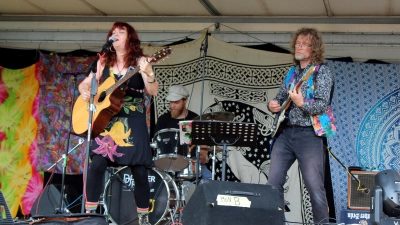 Sängerin Tabitha Elkins, Gitarrist Andi Herden und Schlagzeuger Joscha Herden: Zusammen sind sie Blues Garten. (Foto: Diane Mayer)