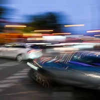 Verzerrte Verkehrswelt: In einem Fall wollte jemand Nutzungsausfall für ein Auto, das er aber nutzte - ging das vor Gericht durch? (Foto: Jens Kalaene/dpa)