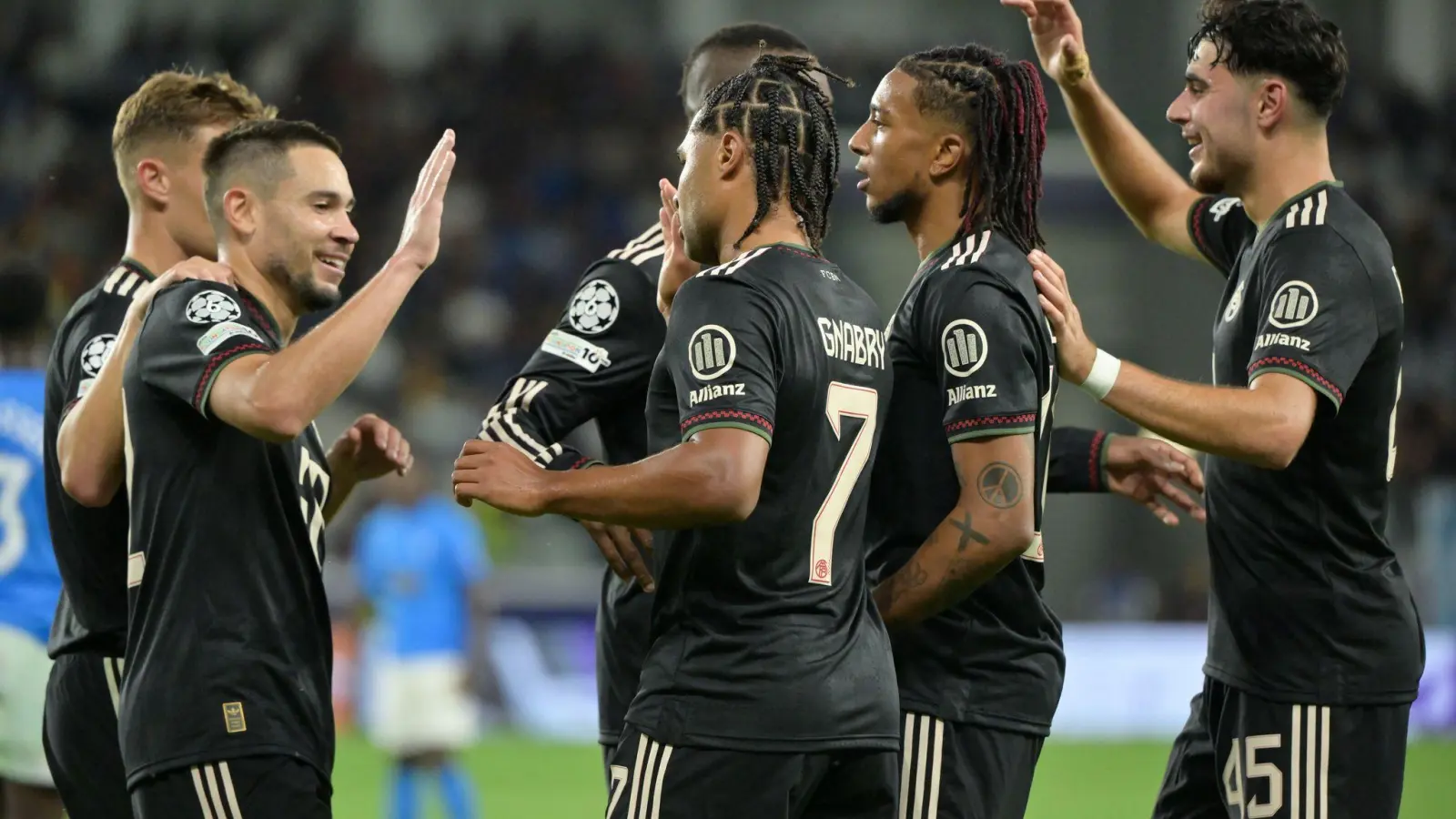 Abklatschen beim nächsten klaren Sieg: Die Bayern-Profis beim Torjubel. (Foto: Peter Kneffel/dpa)