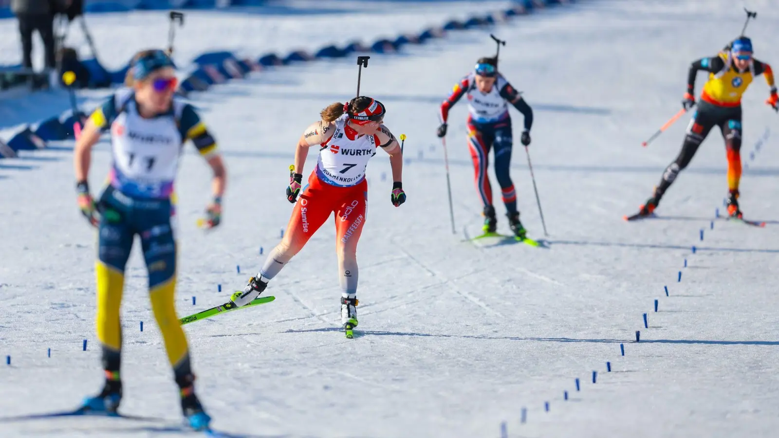 Franziska Preuß (r) hat im Zielsprint das Nachsehen und wird Fünfte. (Foto: Thomas Andersen/NTB/dpa)