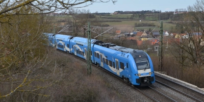 Ein Zug von Arverio zwischen Ansbach und Treuchtlingen: Auf dem RE80 stehen weitere Beeinträchtigungen bevor. (Archivbild: Johannes Hirschlach)