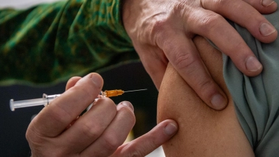 Eine Grippeschutzimpfung kann auch jetzt noch sinnvoll vor schweren Influenza-Verläufen schützen. (Foto: Zacharie Scheurer/dpa-tmn)