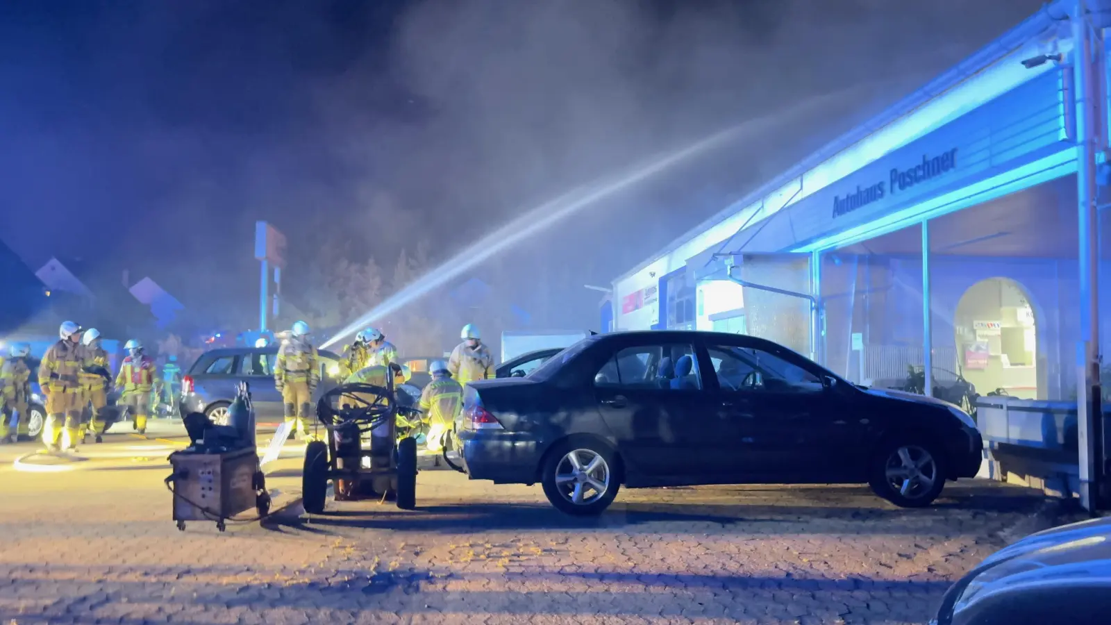 Mit rund 150 Einsatzkräften kämpfte die Ansbacher Wehr im August 2015 gegen das Feuer in einem Ansbacher Autohaus. (Foto: Manfred Blendinger)
