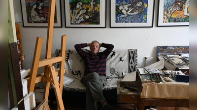 Ullrich Wannhoff in seinem Atelier. Hier sind die Kunstwerke entstanden, die er jetzt in einem Buch publiziert hat. (Foto: Conny Klauß)