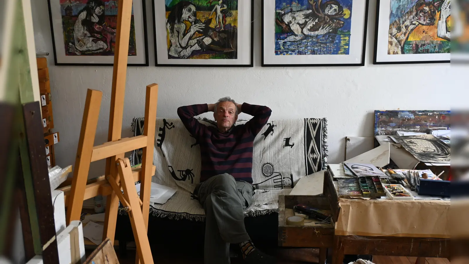 Ullrich Wannhoff in seinem Atelier. Hier sind die Kunstwerke entstanden, die er jetzt in einem Buch publiziert hat. (Foto: Conny Klauß)