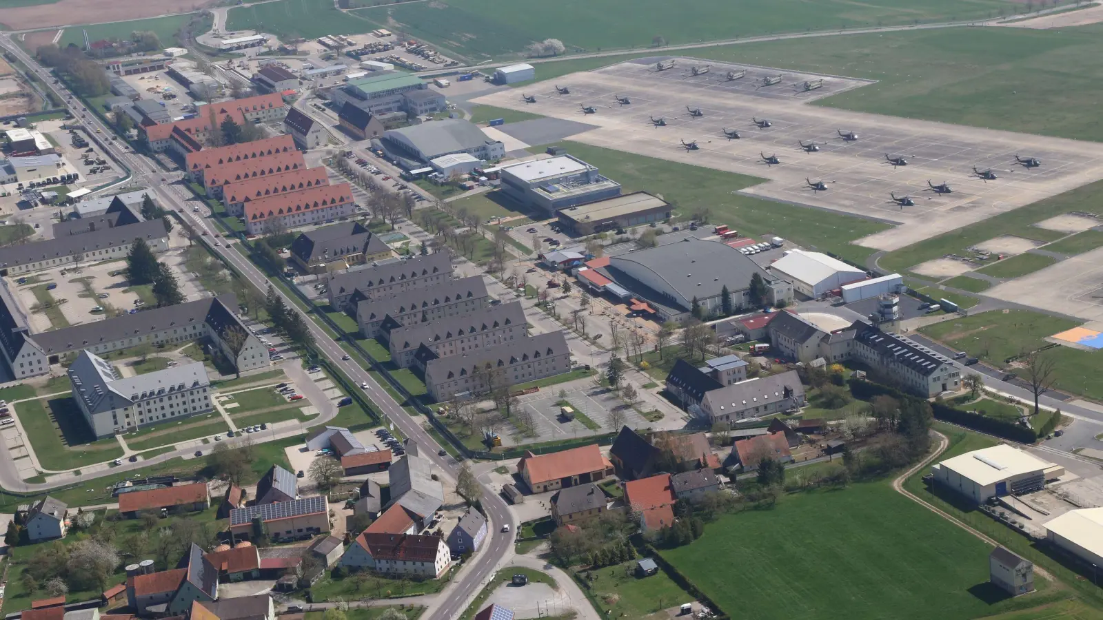 Das Flugfeld in der Katterbacher Kaserne: Das Luftfahrtamt der Bundeswehr erklärt den Zusammenhang zwischen einem Propellerflugzeug über Ansbach und dem Militärgelände. (Archivbild: Alexander Biernoth)