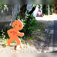Figuren, die aussehen wie Kinder, oder Spielzeug werden oftmals genutzt, um Autofahrende darauf hinzuweisen, langsamer beziehungsweise achtsamer zu fahren.  (Foto: Luca Paul)