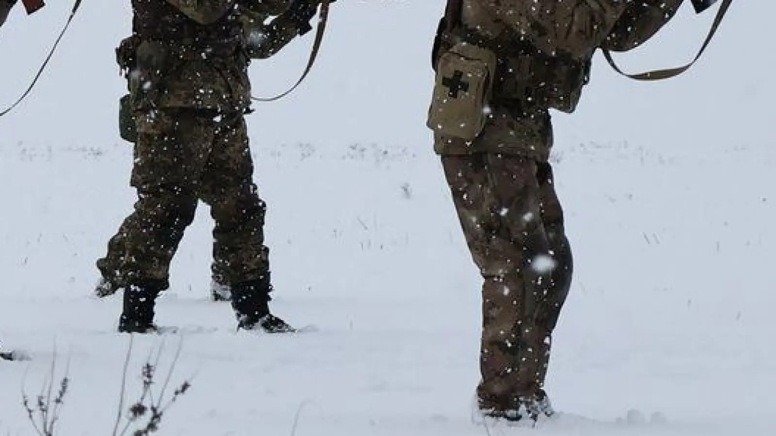 Auf diesem vom Pressedienst der 65. Mechanisierten Brigade der Ukraine zur Verfügung gestellten Foto nehmen Rekruten an Übungen auf einem Übungsgelände in der Region Saporischschja teil. (Foto: Andriy Andriyenko/Ukrainian 65 Mechanized brigade/AP/dpa)