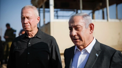 Der israelische Verteidigungsminister Joav Galant (links) und Ministerpräsident Benjamin Netanjahu (Archivbild) (Foto: Shir Torem/POOL FLASH 90/AP/dpa)