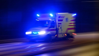 Der Unfallfahrer kam leicht verletzt ins Krankenhaus. (Symbolbild) (Foto: Robert Michael/dpa)