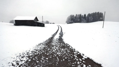 Selbst in niedrigeren Lagen im Alpenvorland, wie hier im Allgäu, hatte es in den vergangenen Tagen geschneit. (Archivbild) (Foto: Karl-Josef Hildenbrand/dpa)