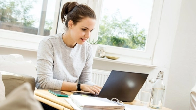 Die Hochschule Merseburg informiert Studierende über ihre Masterstudiengänge in einer mehrtägigen Online-Veranstaltung. (Foto: Christin Klose/dpa-tmn)