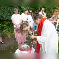 Diakonin Esther Schmidt (rechts) tauft die neunjährige Ida Bürkl beim Tauffest unter freiem Himmel am Langhaus in Obersachsen.  (Foto: Mirko Fryska)