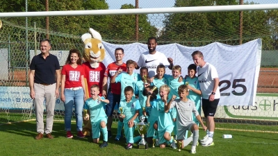 Wurden auch von den Herriedern groß gefeiert: Das Siegerteam des TSV 1860 München. (Foto: Rudolf Eder)