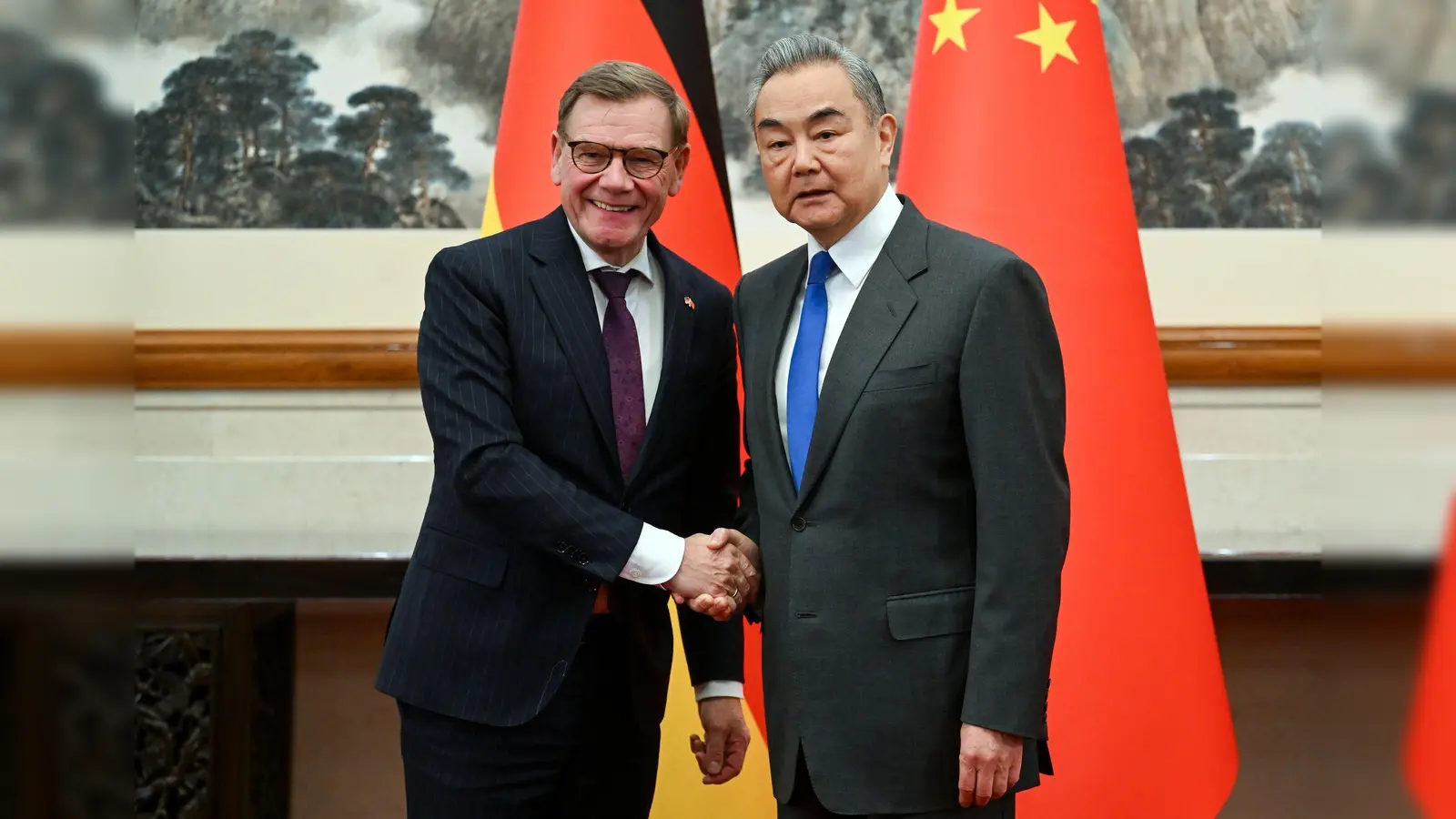 Beim Treffen von Außenminister Johann Wadephul (l., CDU) mit seinem chinesischen Kollegen Wang Yi geht es auch um Handelsbarrieren und den russischen Angriffskrieg auf die Ukraine.  (Foto: Soeren Stache/dpa)