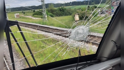 Die Einschlagstelle des Steins auf der Scheibe der Güterzuglokomotive ist deutlich zu erkennen. (Foto: Polizeipräsidium Mittelfranken)