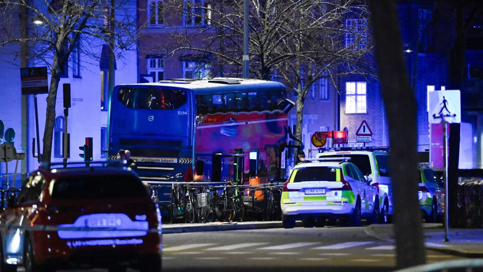 Ein Doppeldeckerbus ist im Zentrum von Stockholm verunglückt. (Archivbild) (Foto: Henrik Montgomery/TT News Agency via AP/dpa)