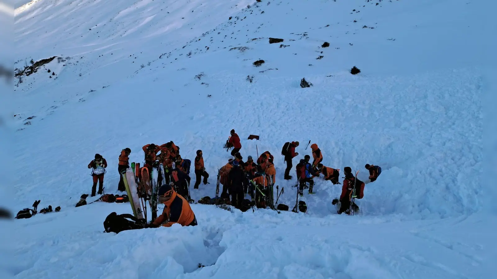 Rettungskräfte waren am Finsterkopf im Einsatz.  (Foto: ---/Hundestaffel Bergrettung/dpa)