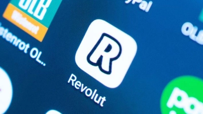 Die britische Digitalbank Revolut expandiert auf den hart umkämpften US-amerikanischen Bankenmarkt. (Symbolbild). (Foto: Monika Skolimowska/dpa-Zentralbild/dpa)