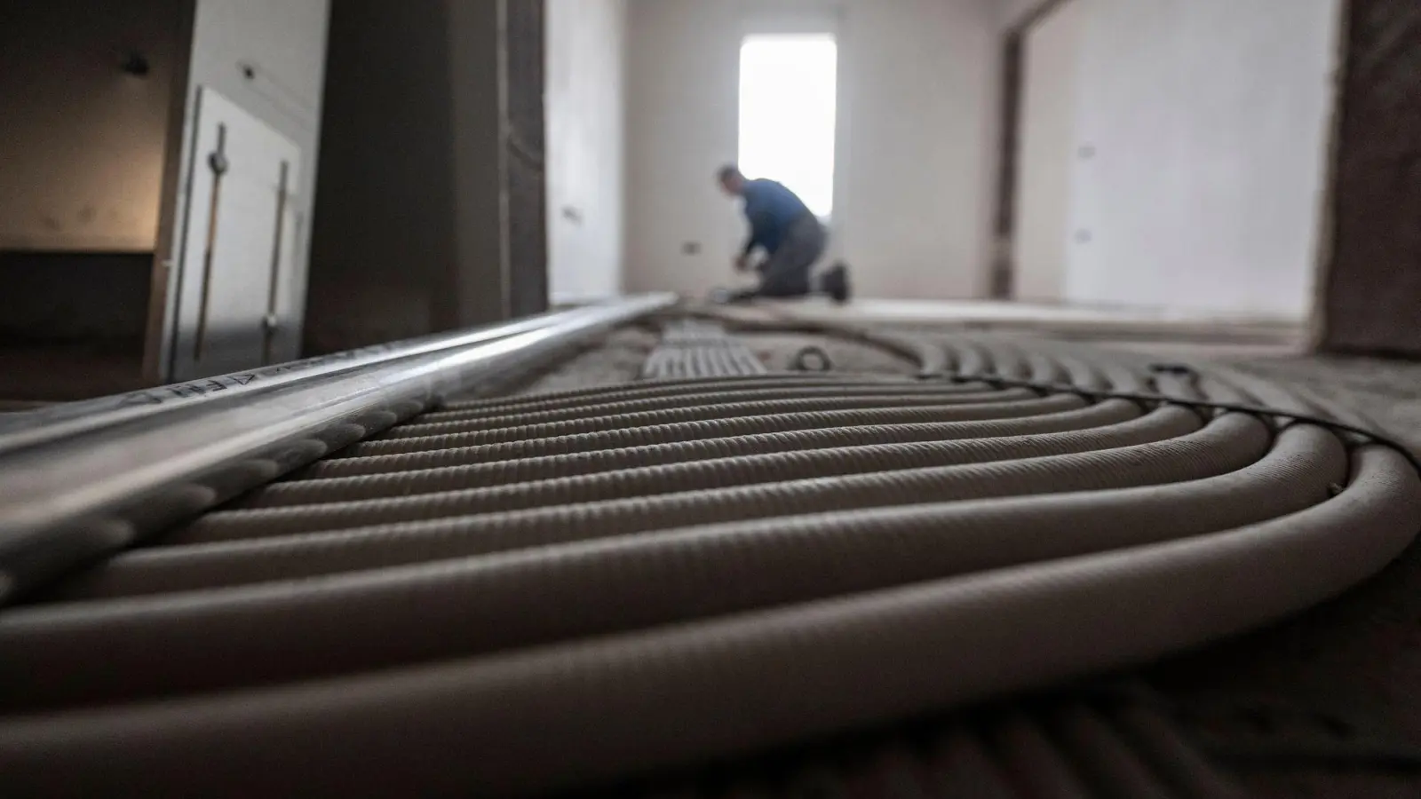 Je mehr Technik im Haus verbaut werden soll, umso mehr Kabel sind nötig: Leerrohre können nachträgliche Installationen erleichtern. (Foto: Marijan Murat/dpa/dpa-tmn)