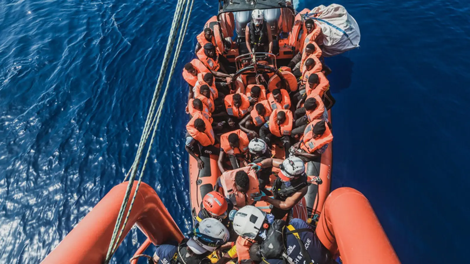 Gerettete Migranten sitzen in einem Schlauchboot der Rettungsorganisation "Ocean Viking" (Archivbild). (Foto: Flavio Gasperini/SOS Mediterranee/dpa)