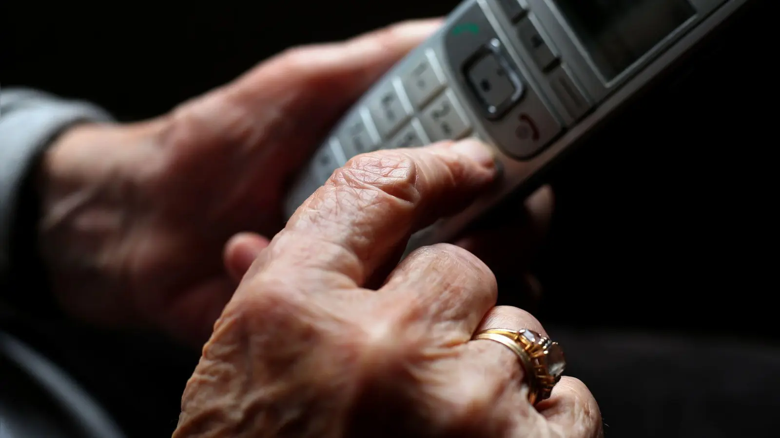 Betrüger statt der Polizei am Apparat: Wer Zweifel hat, soll lieber die 110 wählen. (Symbolbild: Karl-Josef Hildenbrand/dpa)