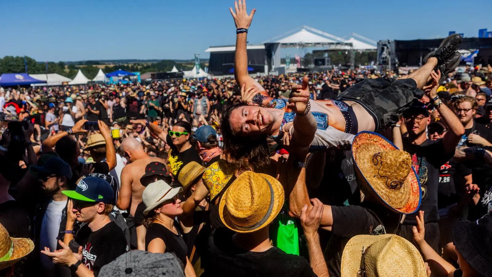 Die Stimmung bei den Metal-Fans war bestens. Während des Auftritts der Blasmusik Illenschwang ließen sich immer wieder Crowdsurfer auf Händen in Richtung Bühne tragen. (Foto: Evi Lemberger)