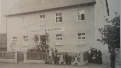 Das historische Foto zeigt die Einweihungsfeier der ersten Kinderschule in der Schulstraße am 31. Mai 1926, die von Augsburger Diakonissen geleitet wurde. (Repro: Daniel Ammon)