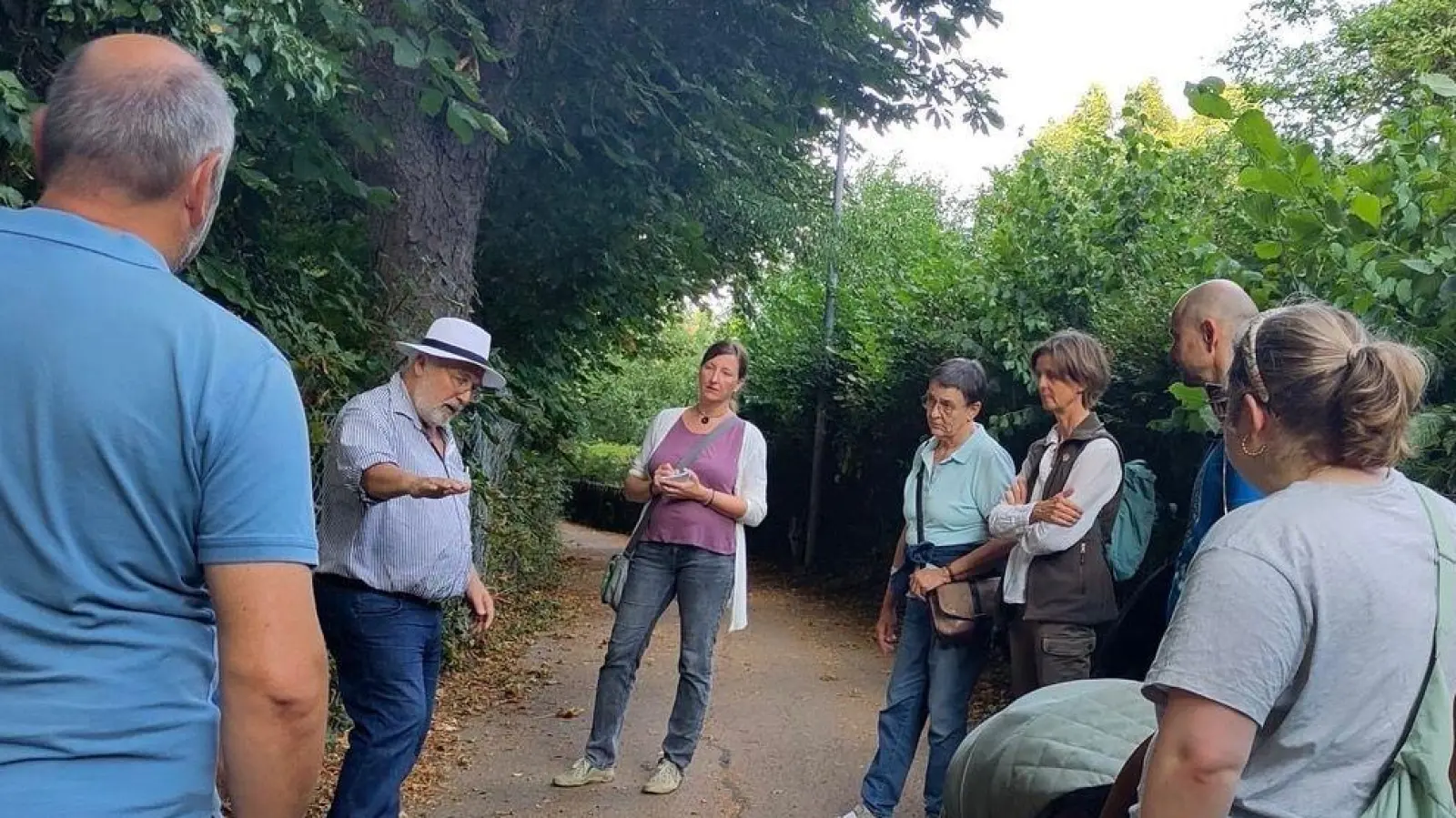 Stadtplaner Matthias Rühl erklärte den Spaziergangsteilnehmern, wo und wie das Pflanzen von Bäumen sinnvoll sein könnte.  (Foto: Simone Walther)