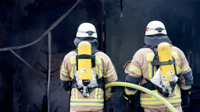 Damit es gar nicht erst zu einem Brand kommt - offenes Feuer nie unbeaufsichtigt lassen und Elektrogeräte nicht laden, während man schläft. (Foto: Zacharie Scheurer/dpa-tmn)