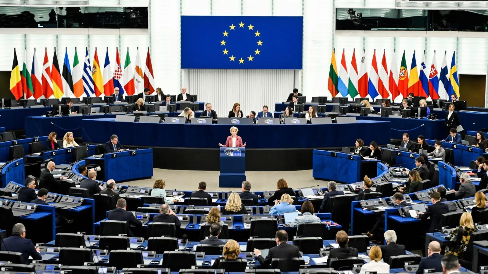 Die EVP ist im Europäischen Parlament die mit Abstand größte Fraktion - bei Abstimmungen braucht sich aber dennoch Partner. (Archivbild)  (Foto: Pascal Bastien/AP/dpa)