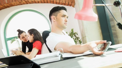 Wenn Wunsch und Wirklichkeit auseinandergehen: Stimmen die Arbeitsbedingungen nicht mit den eigenen Erwartungen überein, ist die Enttäuschung oft groß. (Foto: Christin Klose/dpa-tmn)