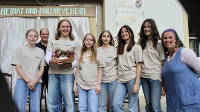 Die Kulturvereinsvorsitzende Tanja Jordan (rechts) und Laudator Henning Hoffmann (hinten) freuen sich mit den Preisträgern der Unterlaimbacher Ortsjugend (von links): Sophia Gegner, Benedikt Amtmann, Leonie Gegner, Olivia Gegner, Ella Bergmann und Charlotta Amtmann. (Foto: Hans-Jochen Teufel)