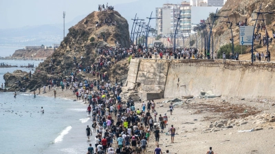 Mittlerweile hat der Großteil der Migranten Ceuta bereits wieder verlassen. (Foto: STR/AP/dpa)