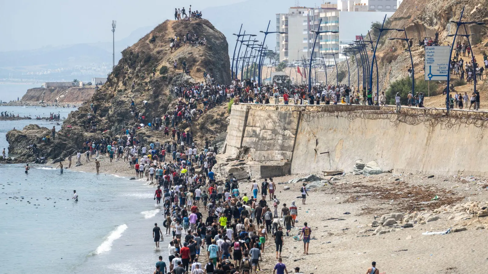 Mittlerweile hat der Großteil der Migranten Ceuta bereits wieder verlassen. (Foto: STR/AP/dpa)