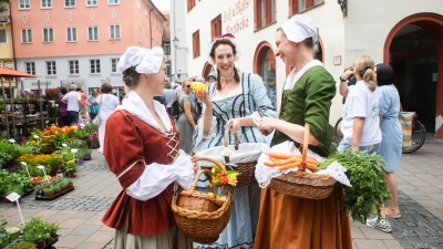 Bereits im vergangenen Jahr waren Mitglieder des Heimatvereins anlässlich der Rokoko-Festspiele in der Altstadt unterwegs. Die Verantwortlichen sehen in der Präsenz ein niederschwelliges Angebot. (Archivbild: Evi Lemberger)